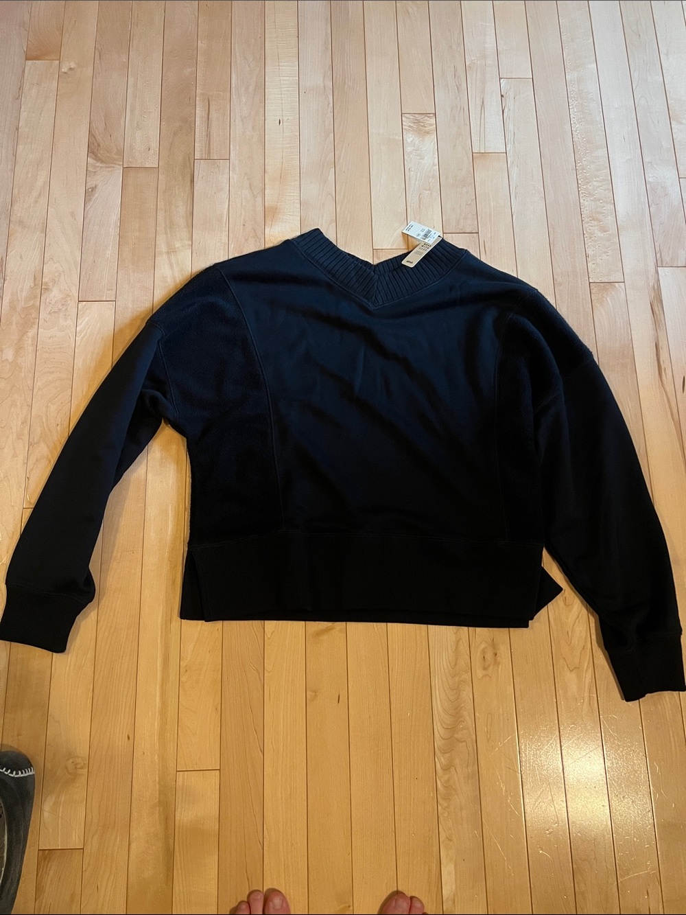 NWT Aerie Size Medium Black V-Neck Sweatshirt - Classic Pullover